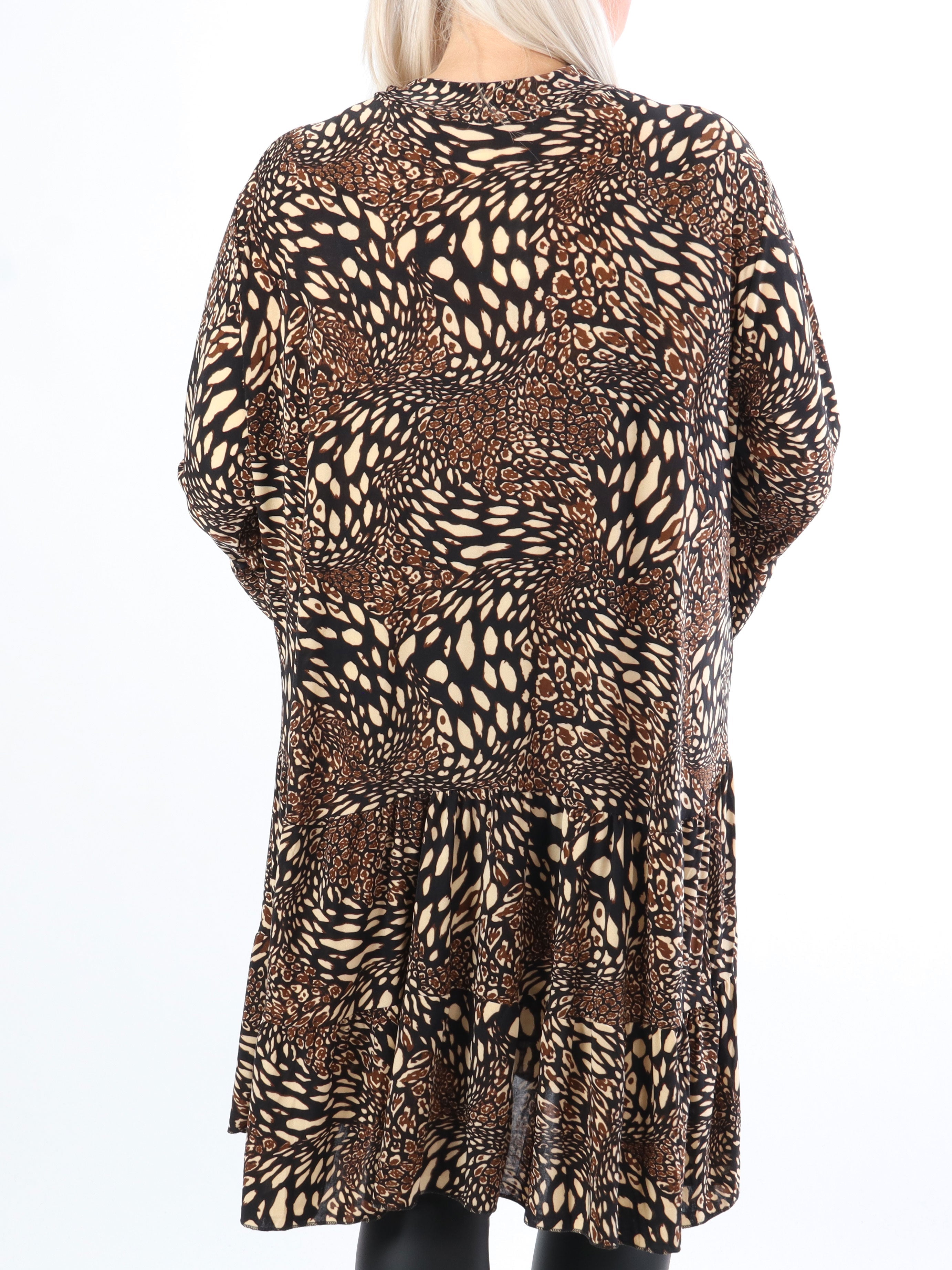 Pauline Pattern - Plus size klänning med v-ringning och liten volangkjol